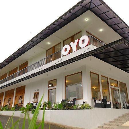 Oyo 446 Hotel Kawi Surapatha Маланг Екстер'єр фото