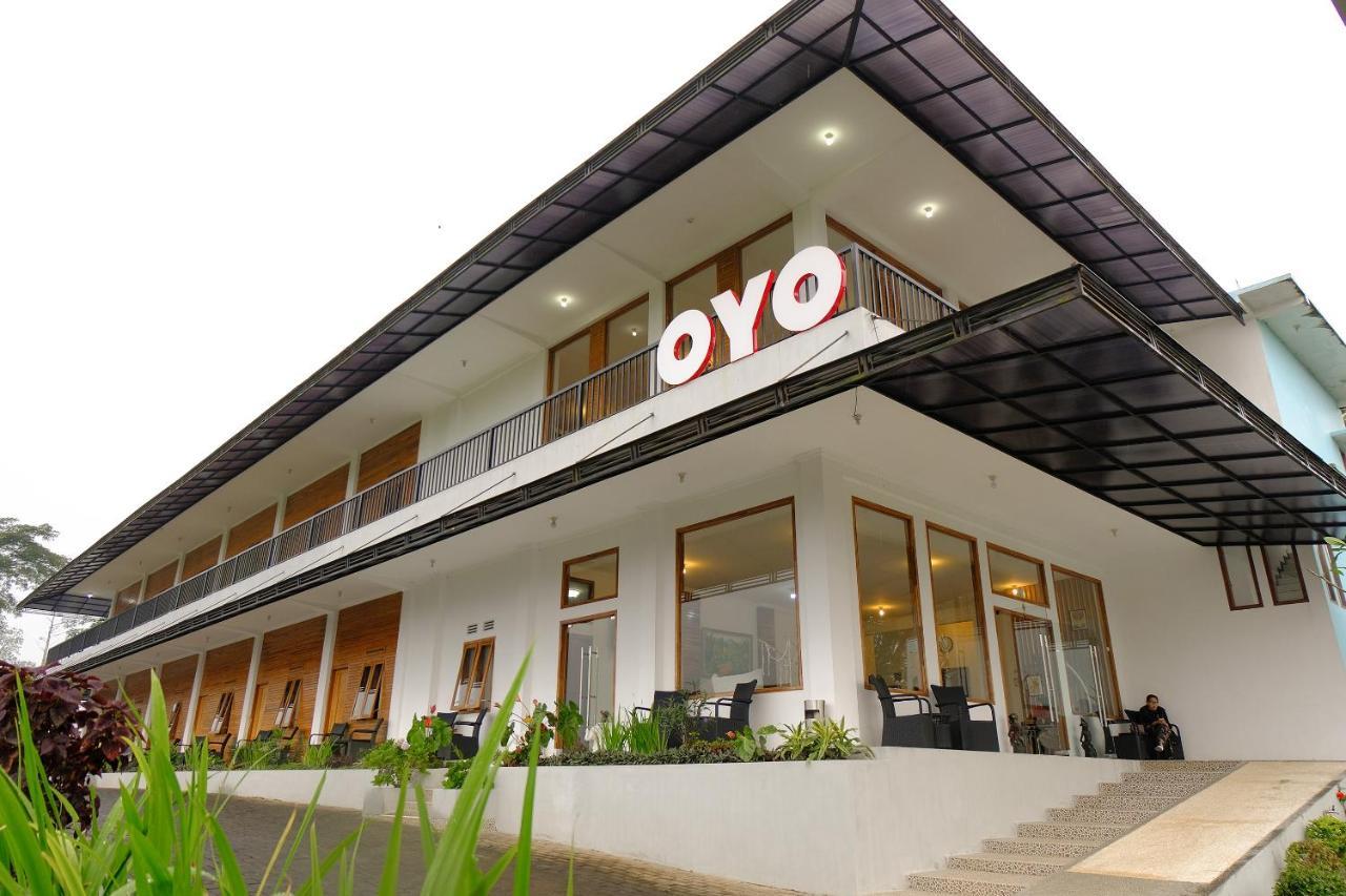 Oyo 446 Hotel Kawi Surapatha Маланг Екстер'єр фото