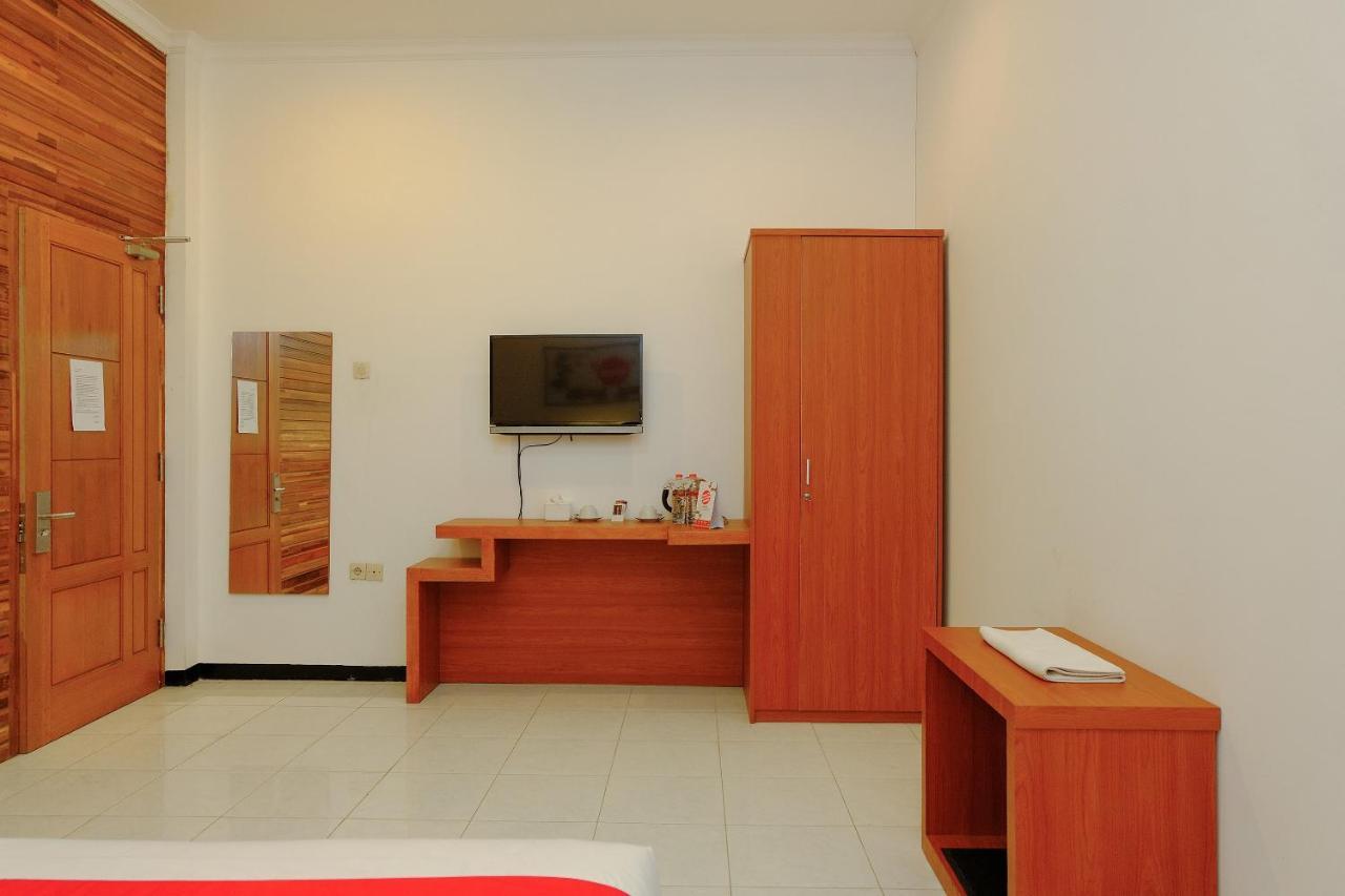 Oyo 446 Hotel Kawi Surapatha Маланг Екстер'єр фото
