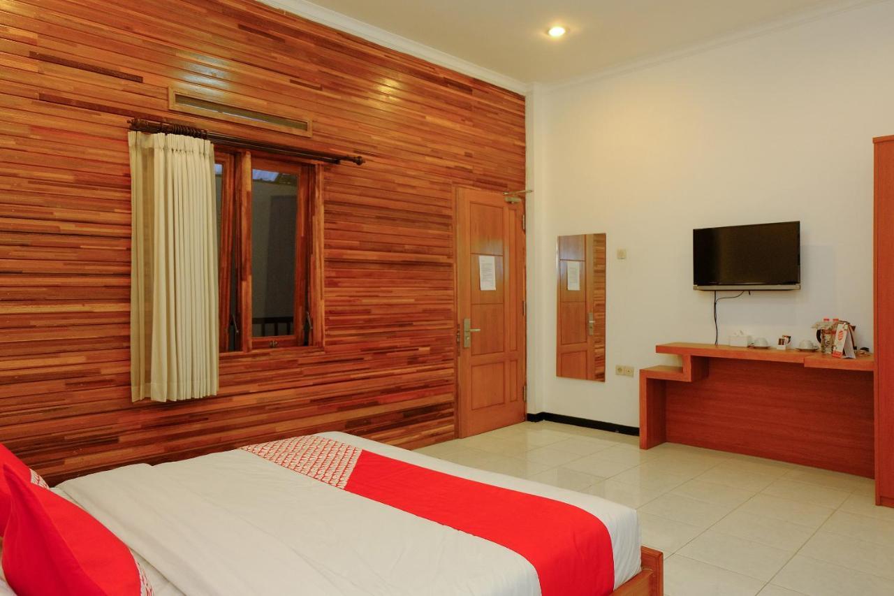 Oyo 446 Hotel Kawi Surapatha Маланг Екстер'єр фото