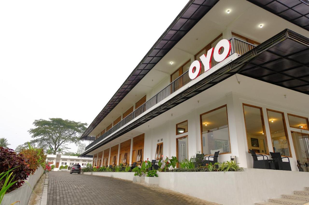 Oyo 446 Hotel Kawi Surapatha Маланг Екстер'єр фото