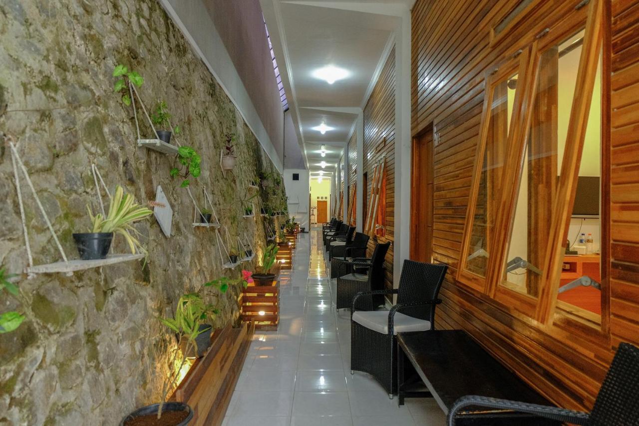 Oyo 446 Hotel Kawi Surapatha Маланг Екстер'єр фото