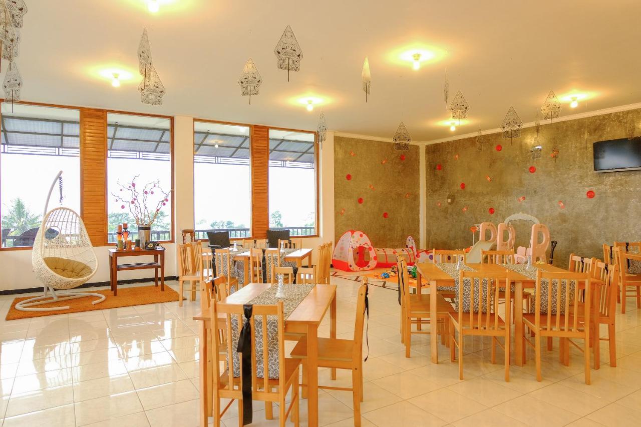 Oyo 446 Hotel Kawi Surapatha Маланг Екстер'єр фото