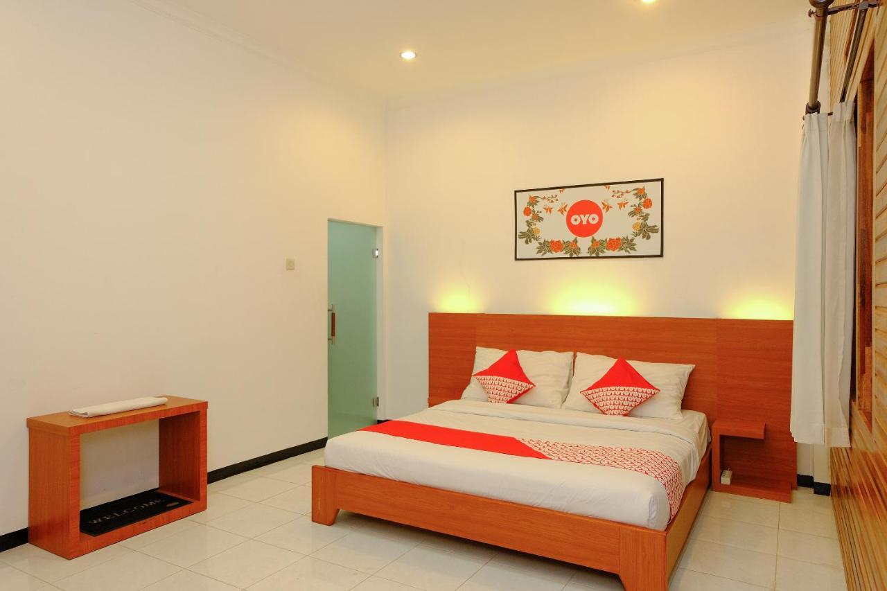 Oyo 446 Hotel Kawi Surapatha Маланг Екстер'єр фото