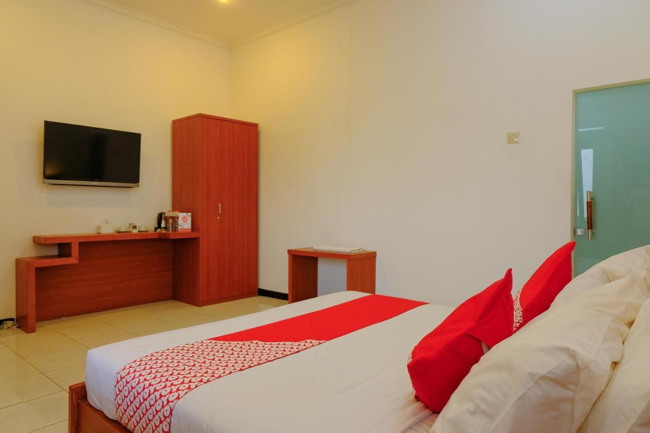 Oyo 446 Hotel Kawi Surapatha Маланг Екстер'єр фото