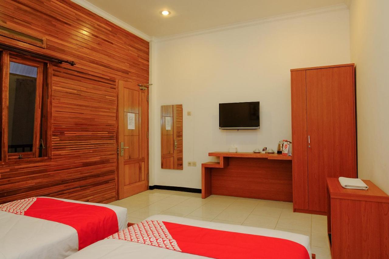 Oyo 446 Hotel Kawi Surapatha Маланг Екстер'єр фото