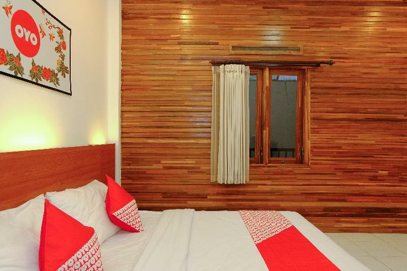 Oyo 446 Hotel Kawi Surapatha Маланг Екстер'єр фото